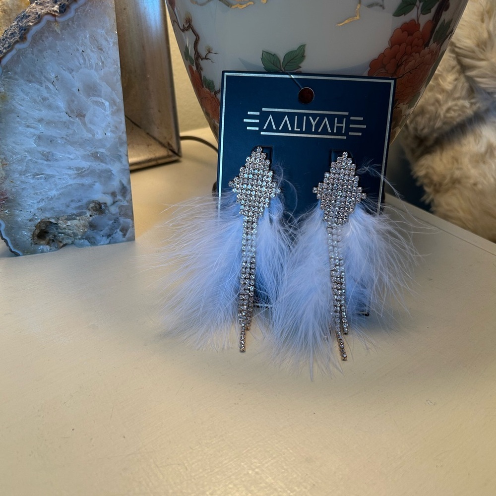 NWT Aaliyah gold tone bling rhinestone dangle white feather stud earrings​